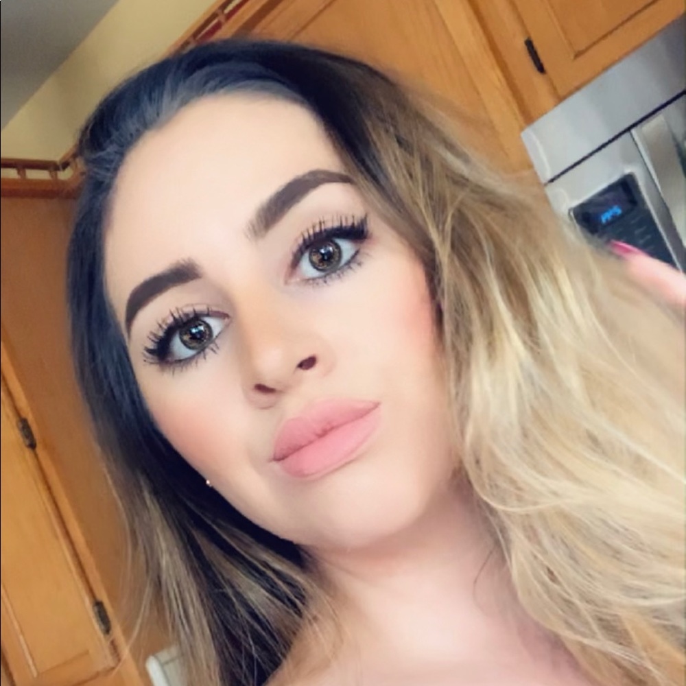 Meet your Posher, Carolina